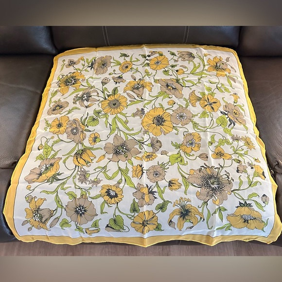 Vintage 30” x 30” tPolyester Scarf, Poppy Design. - Picture 8 of 12